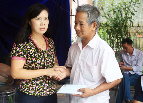 Đồng chí Trần Thị Thu Hoài, Phó Chủ tịch Ủy ban MTTQ tỉnh, Phó Ban Cứu trợ tỉnh trao tiền hỗ trợ cho gia đình nạn nhân Bùi Ngọc Toản ở phường Vàng Danh, TP Uông Bí.