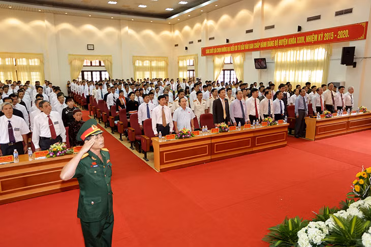 Các đại biểu dự Đại hội làm lễ chào cờ.