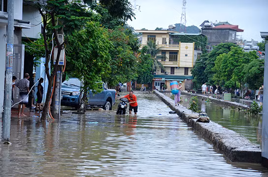 Hiện tại, mực nước đã rút bớt nhưng việc đi lại vẫn gặp nhiều khó khăn