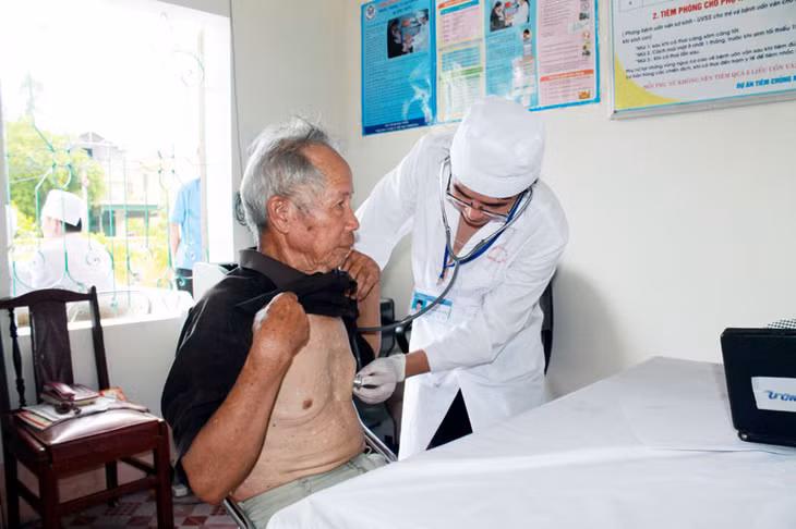 Thăm, khám bệnh cho người dân trong xã.
