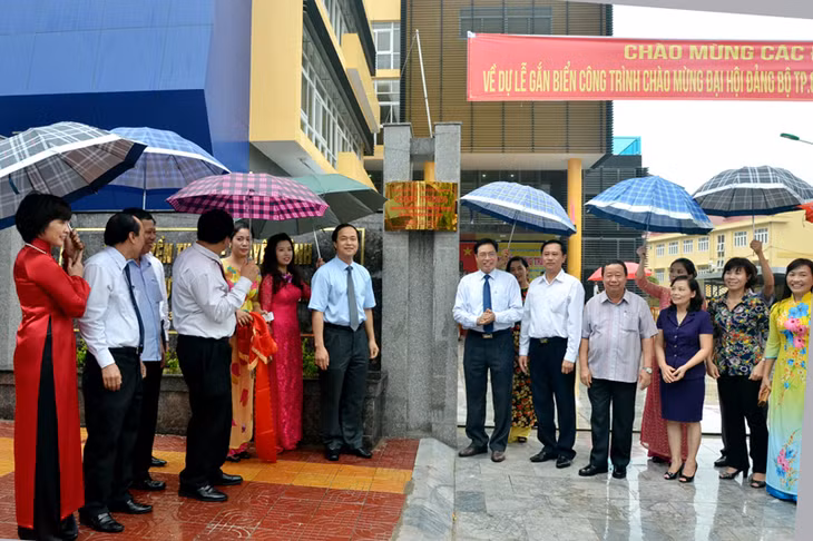 Các đại biểu gắn biển cho công trình Trụ sở làm việc Đài Phát thanh Truyền hình - Bảo tàng, Thư viện thành phố.