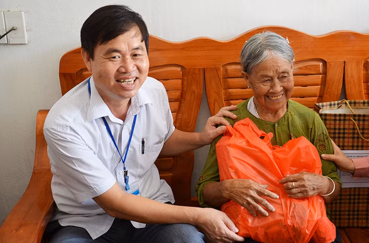 Lãnh đạo huyện Đầm Hà tặng quà cho Mẹ Việt Nam anh hùng Phạm Thị Thạch
