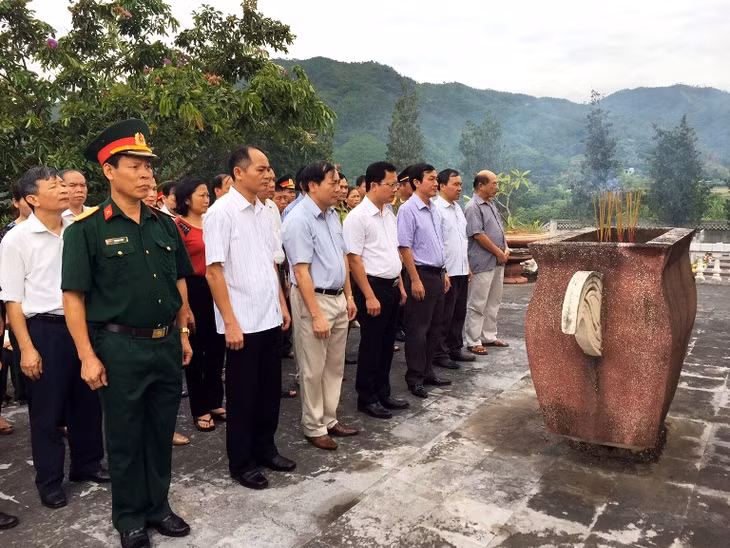 Đoàn đại biểu huyện Bình Liêu thắp hương tại Nghĩa trang huyện.