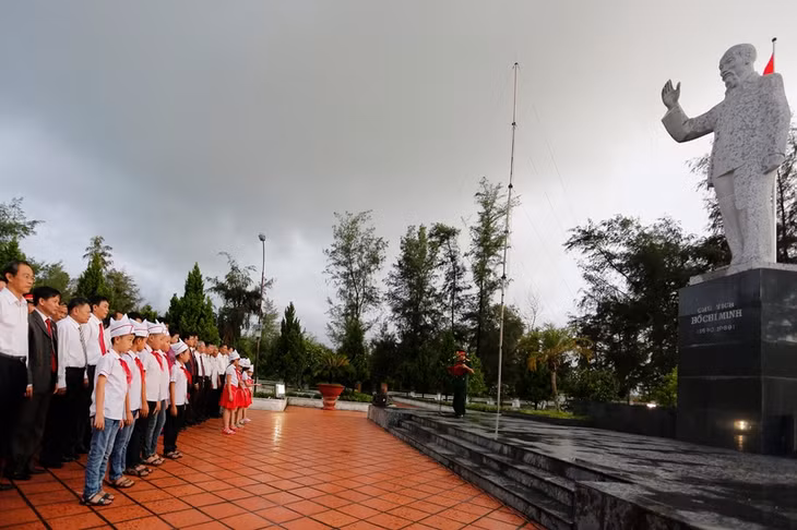 Các đại biểu dâng hương Tượng đài Chủ tịch Hồ Chí Minh trước khi tiến hành Đại hội.