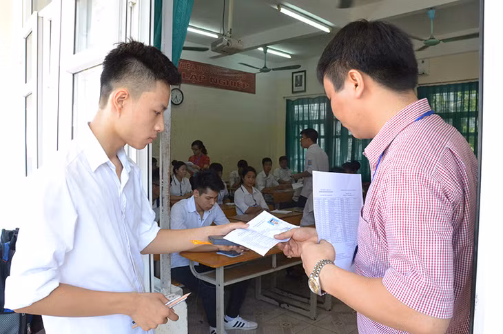 Giám thị đọc số báo danh, kiểm tra thẻ dự thi các thí sinh trước khi bước vào phòng thi