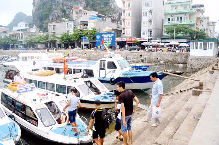 Cảng Cái Rồng (huyện Vân Đồn) đã được đầu tư nâng cấp, tạo thuận lợi cho du khách ra thăm các tuyến đảo.