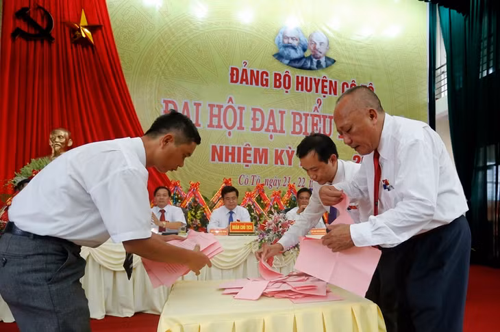 ... và kiểm phiếu tại Đại hội.