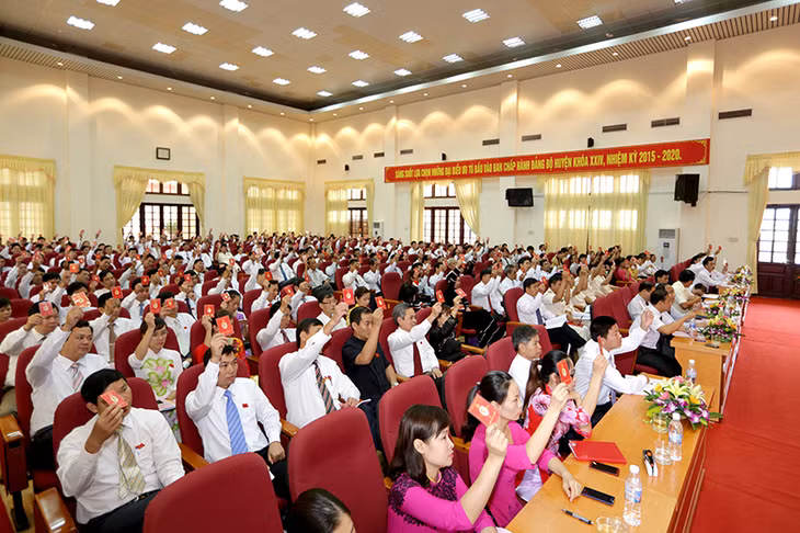 Các đại biểu biểu quyết thông qua Nghị quyết Đại hội.