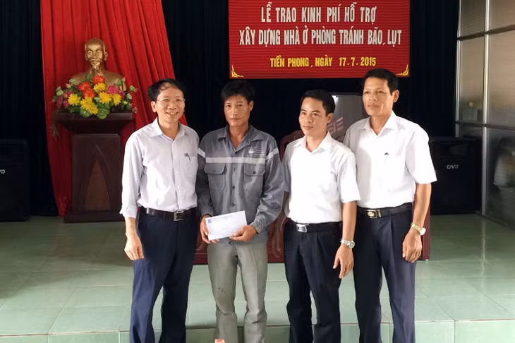 Đại diện các đơn vị trao tặng tiền cho 