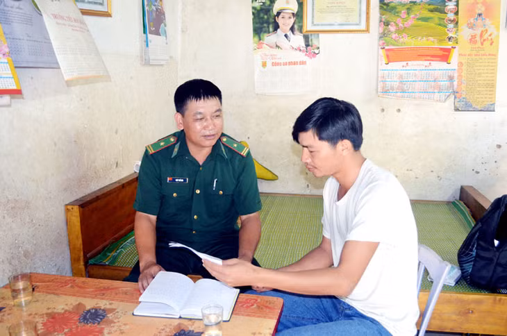Phó Bí thư Đảng uỷ, Chủ tịch HĐND xã Đồng Tâm, Thiếu tá Giáp Thế Lâm, trao đổi với Bí thư Chi bộ thôn Nà Khau về công tác bồi dưỡng, tạo nguồn phát triển đảng viên mới của Chi bộ.