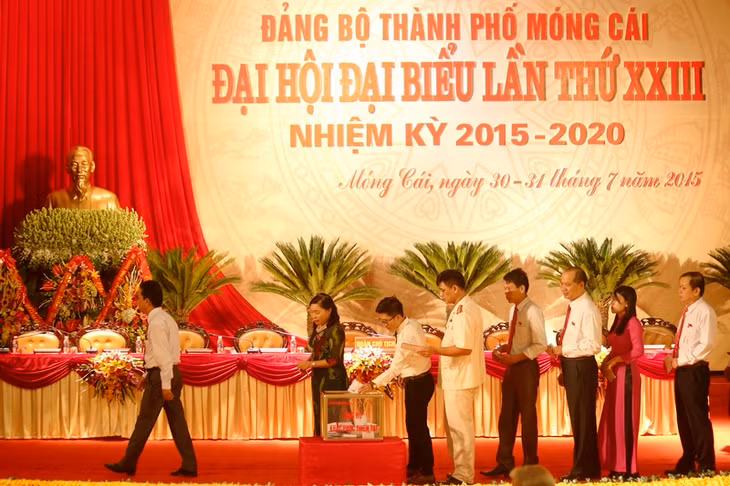 Đại biểu về dự Đại hội Đảng bộ TP Móng Cái ủng hộ đồng bào Quảng Ninh bị lũ lụt