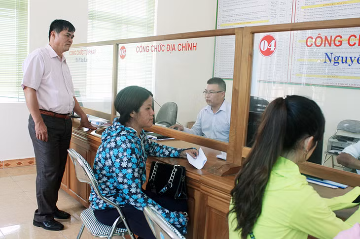 Cán bộ xã Quảng Chính, huyện Hải Hà làm việc tại bộ phận một cửa của UBND xã.