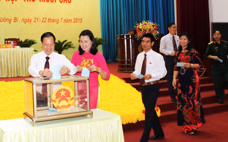 Các đại biểu bầu kiện toàn các chức danh tại Kỳ họp.