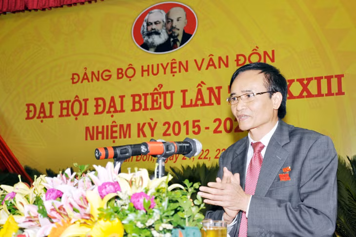 Đồng chí Đoàn Văn Chỉnh, Bí thư Huyện ủy Vân Đồn trình bày dự thảo báo cáo chính trị tại Đại hội.
