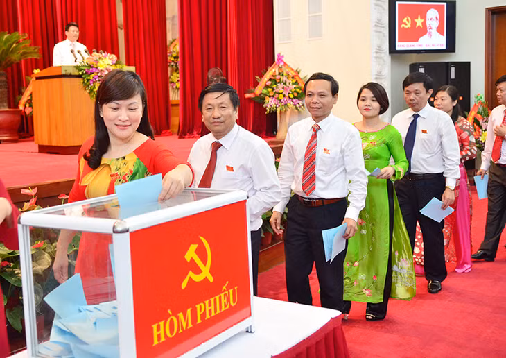Đại biểu bỏ phiếu bầu Đoàn đại biểu đi dự Đại hội Đảng bộ cấp trên.