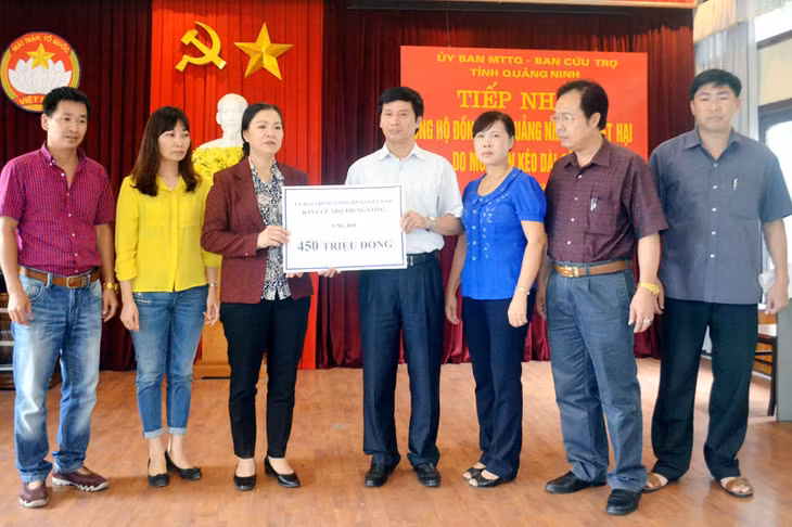 Phó Chủ tịch Uỷ ban T.Ư MTTQ Việt Nam Trương Thị Ngọc Ánh đã trao số tiền 450 triệu đồng của Ban Cứu trợ T.Ư cho Uỷ ban MTTQ Việt Nam tỉnh Quảng Ninh. Ảnh: Nguyễn Chiến