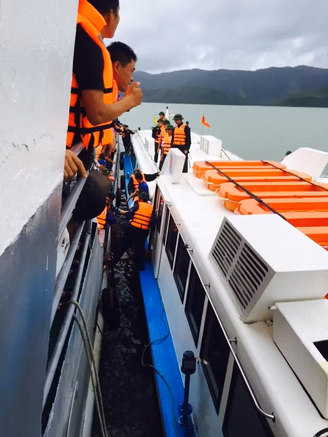 Du khách từ tàu hải quân 634 được chuyển sang tàu Mạnh Quang.