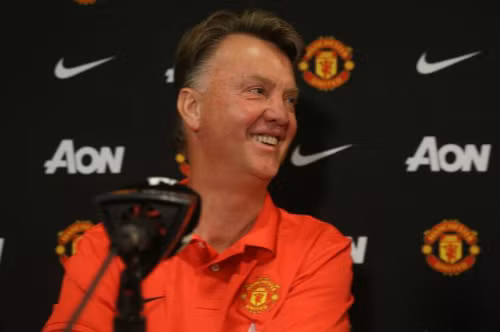 Van Gaal đang lắp ghép đội hình Man Utd ở giải giao hữu ICC. Ảnh: AFP.