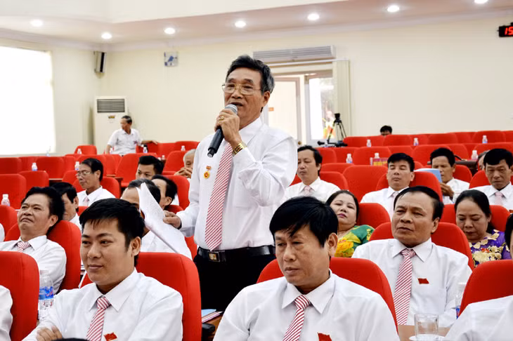 Đại biểu sôi nổi thảo luận tại tổ.