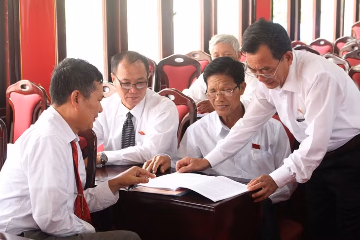 Các đại biểu trao đổi về