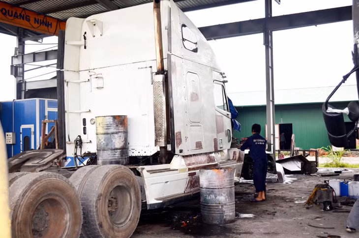 Sữa chữa ô tô tại Công ty CP Cơ khí ô tô và máy mỏ Quảng Ninh (tại CCN Hà Khánh, TP Hạ Long).
