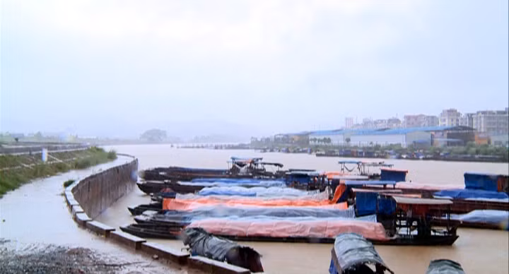 mưa to kéo dài nước trên sông Ka Long dâng cao.
