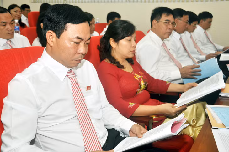 Đại biểu nghiên cứu văn kiện Đại hội