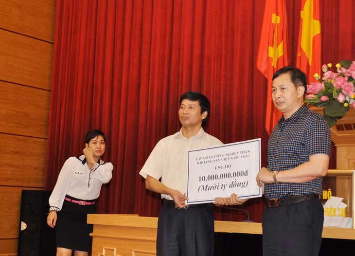 Lãnh đạo TKV trao kinh phí 10 tỷ đồng ủng hộ.