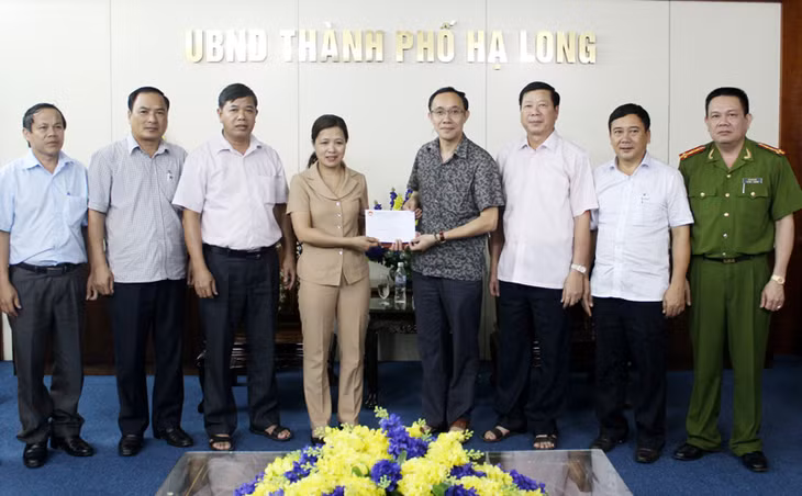Đại diện các đơn vị trao kinh phí ủng hộ cho TP Hạ Long.