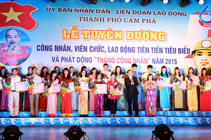 TP Cẩm Phả tổ chức lễ tuyên dương công nhân, viên chức, lao động tiên tiến tiêu biểu nhân dịp kỷ niệm 60 năm Ngày giải phóng khu mỏ Cẩm Phả 22-4 (1955-2015).