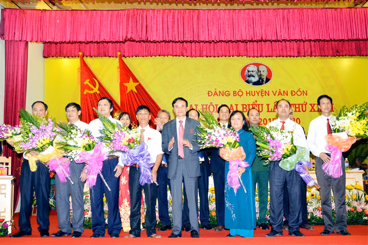 Đồng chí Đoàn Văn Chỉnh, Bí thư Huyện ủy Vân Đồn nhiệm kỳ 2015-2020 tặng hoa chúc mừng các đồng chí trong BCH Đảng bộ huyện nhiệm kỳ 2010- 2015 đã hoàn thành xuất sắc nhiệm vụ.