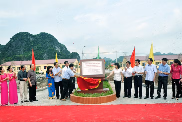 Tháng 5-2014, TP Hạ Long đã tổ chức khánh thành khu tái định cư làng chài (khu 8, phường Hà Phong, TP Hạ Long) có diện tích trên 8ha để đón 344 hộ dân với 1.650 nhân khẩu di dời từ 7 khu làng chài trên Vịnh Hạ Long về định cư.