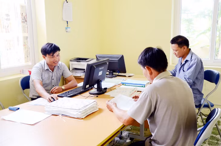 Anh Trương Văn Giang tuyên truyền, động viên người dân tích cực phát triển kinh tế, làm giàu.