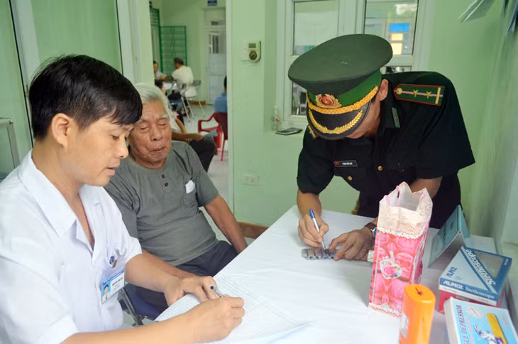 Đội ngũ y bác sĩ và quân y hai đơn vị phối hợp khám và tư vấn sức khỏe cho các đối tượng chính sách 