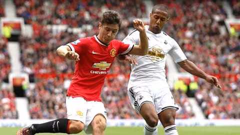 Herrera (trái) sẽ phải cạnh tranh khốc liệt trên hàng tiền vệ toàn sao của M.U mùa tới