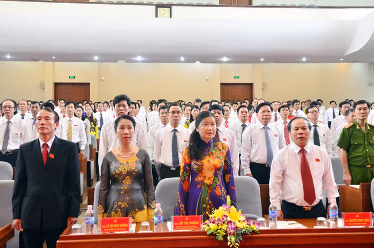 Các đại biểu chào cờ tại Đại hội.