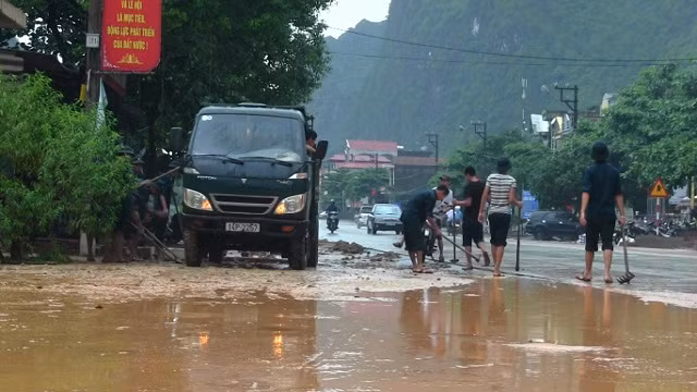 Người và phương tiện được thành phố huy động khắc phục hậu quả sau mưa lũ