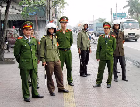 Lực lượng Công an, Trật tự đô thị và bảo vệ dân phố thị trấn Mạo Khê (Đông Triều) thường xuyên kiểm tra, nhắc nhở các hộ dân sử dụng hành lang, vỉa hè đảm bảo ATGT và mỹ quan đô thị.