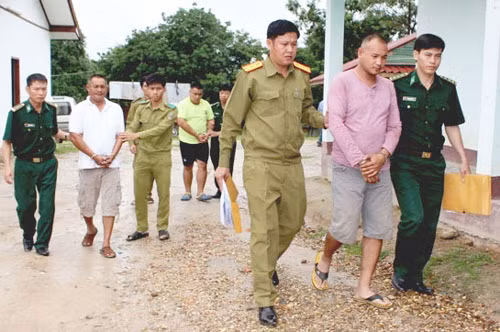 Nghi can cầm đầu đường dây chiết xuất, buôn ma tuý xuyên quốc gia bị dẫn giải. Ảnh: Biên phòng Hà Tĩnh cung cấp.