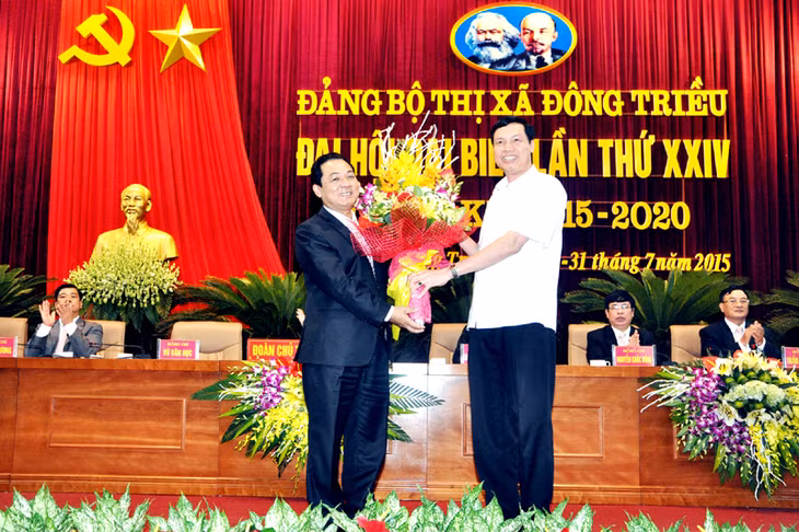 Đồng chí Nguyễn Đức Long, Phó Bí thư Tỉnh ủy, Chủ tịch UBND tỉnh tặng hoa chúc mừng đồng chí Vũ Văn Học, Bí thư Thị ủy Đông Triều nhiệm kỳ 2015-2020.