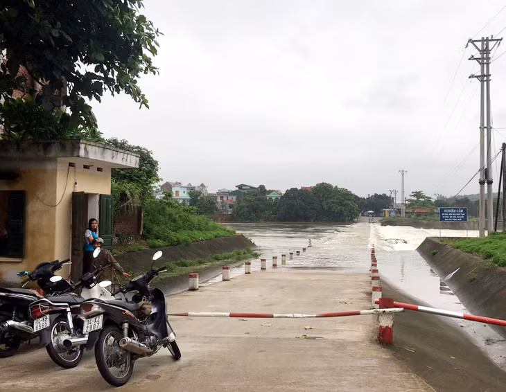 Nước sông lên nhanh, các phương tiện vẫn chưa thể đi qua các đập tràn. (ảnh chụp tại khu vực đập tràn thị trấn Quảng Hà, huyện Hải Hà))