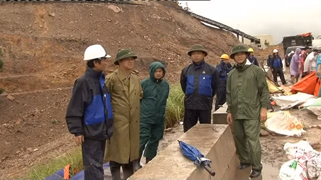 Lãnh đạo thành phố Cẩm Phả kiểm tra gia cố đập dưới chân bãi thải Đông Cao Sơn