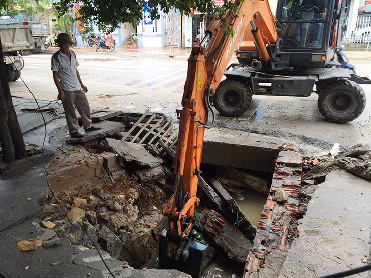 Lực lượng chức năng phường Giếng Đáy tiếp tục khơi thông cống rãnh thoát nước.