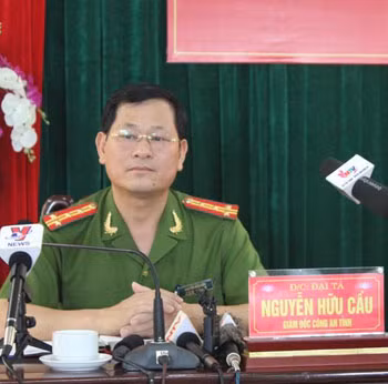 Giám đốc công an Nghệ An, Đại tá Nguyễn Hữu Cầu chủ trì họp báo. Ảnh: Đức Hùng.