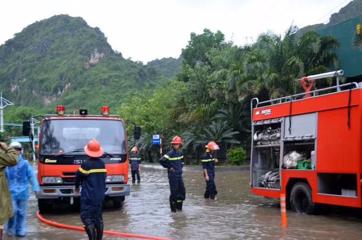 TP Cẩm Phả huy động xe cứu hỏa đến hút nước để giải tỏa ngập úng