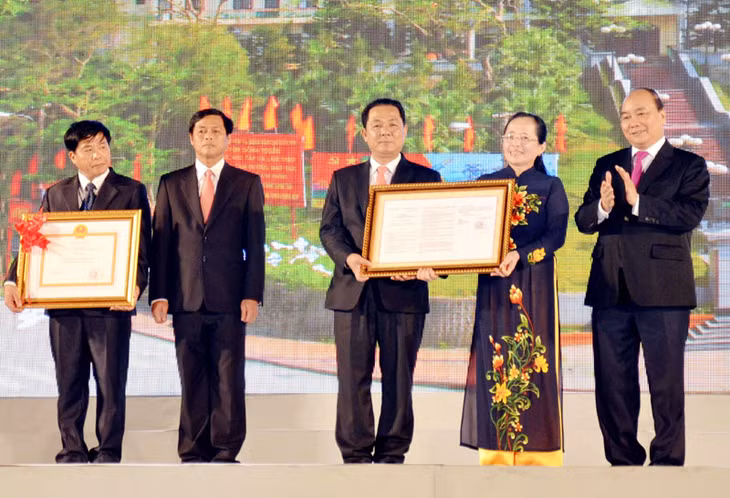 Phó Thủ tướng Chính phủ Nguyễn Xuân Phúc trao công bố Nghị quyết của Uỷ ban Thường vụ Quốc hội thành lập thị xã Đông Triều cho chính quyền và nhân dân TX Đông Triều, tối 24-4-2015. Ảnh: Thanh Tùng