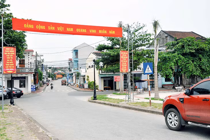 Đó là, huyện dành hơn 43 tỷ đồng để cải tạo, nâng cấp 8 tuyến đường nội thị thị trấn Quảng Hà, đã đáp ứng được nhu cầu đi lại của nhân dân, tạo diện mạo khang trang, góp phần phát triển kinh tế - xã hội địa phương (ảnh 1).