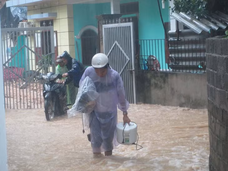 Người dân khẩn trương di chuyển đồ đạc ra khỏi nhà.