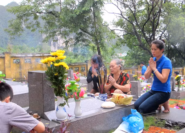 ĐVTN cùng thân nhân liệt sỹ dâng hương tưởng nhớ các anh hùng liệt sỹ. Ảnh: Bá Trinh.