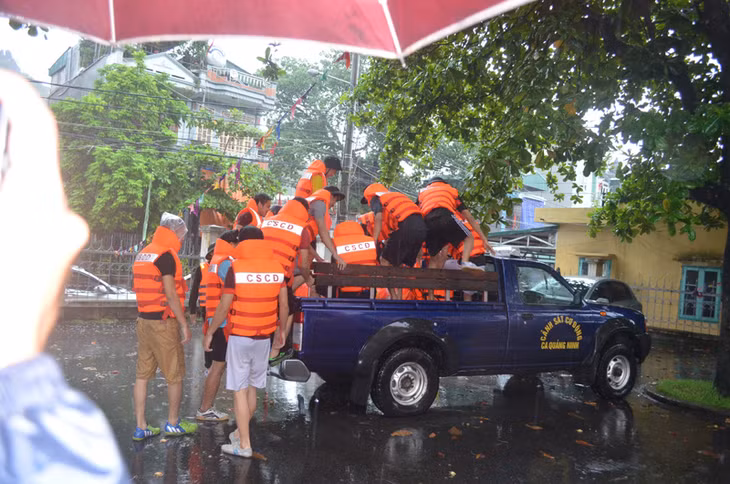 Lực lượng cảnh sát cơ động (công an tỉnh) giúp đỡ nhân dân di chuyển tài sản
